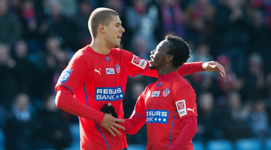 4-1, Robin Simovic, Helsingborg, som grattas av David Accam