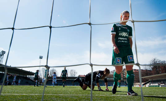 Katlynn Fraine, målvakt, och Maija Saari, Mallbacken,