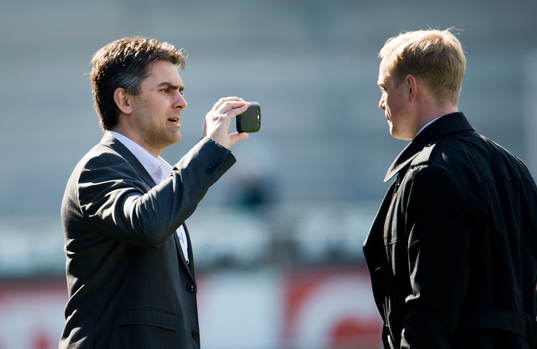 Niclas Carlnen, sportchef LDB Malmö, gör en intervju med