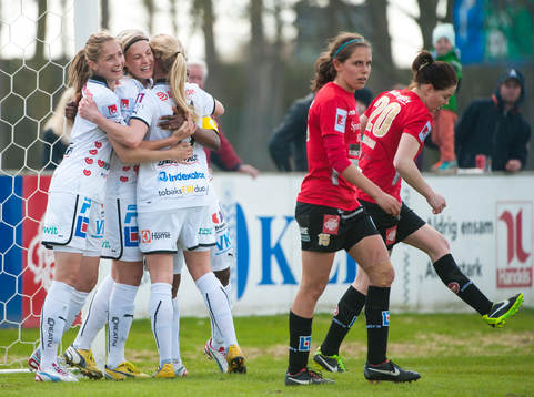 Emmelie Konradsson, och Lina Hurtig, Umeå, jublar