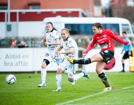 Marija Banusic, Kristianstad, lägger ett skott på mål