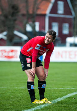 Marija Banusic, Kristianstad, tar sig om sitt knä