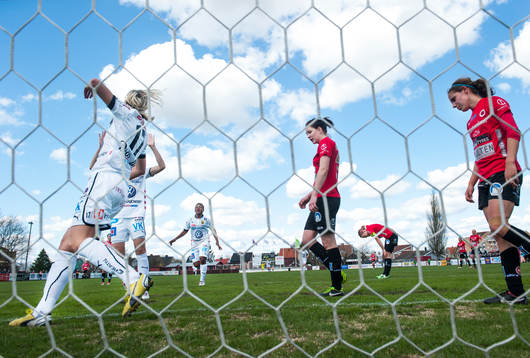 Umeå-spelarna jublar för 1-2. Kristianstad är inte lika