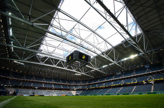 Taket är öppet på Friends Arena