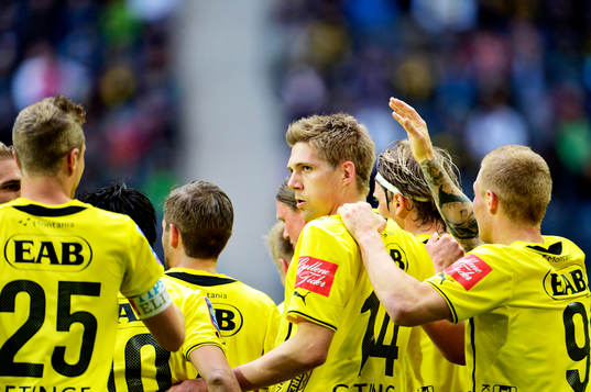 Mikael Boman, Halmstad, gratuleras till sitt 0-1 mål