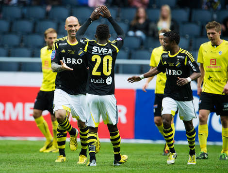 Daniel Majstorovic (V), AIK, gratuleras till sitt 1-1-mål.