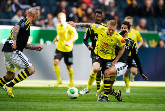 Gudjón Baldvinsson, Halmstad, stoppas av Celso Borges, AIK