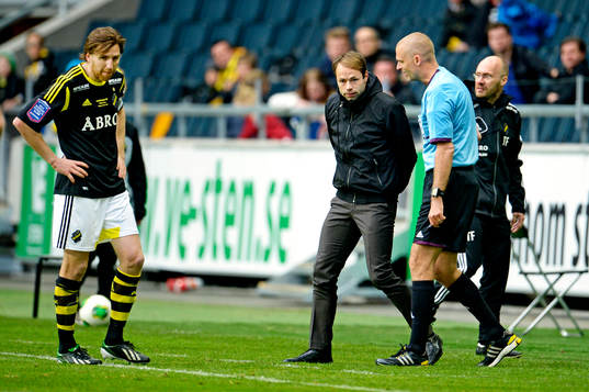 Andreas Alm, tränare AIK, får en tillsägelse av domaren