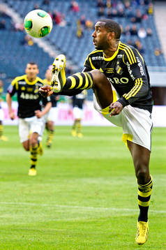 Henok Goitom, AIK, tar ner bollen i straffområdet
