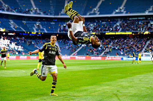 Nabil Bahoui och Kennedy Igboananike, AIK, jublar