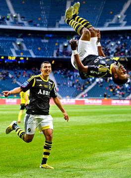 Nabil Bahoui och Kennedy Igboananike, AIK, jublar