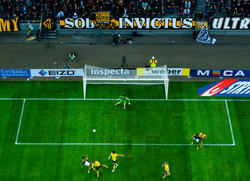 Kennedy Igboananike, AIK, skjuter in 3-2 med en cykelspark