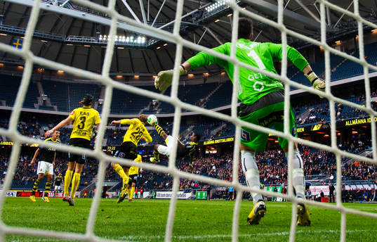 Kennedy Igboananike, AIK, skjuter in 3-2 med en cykelspark