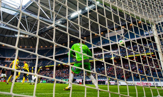 Kennedy Igboananike, AIK, skjuter in 3-2 med en cykelspark