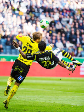 Kennedy Igboananike, AIK, gör 3-2 med en cykelspark