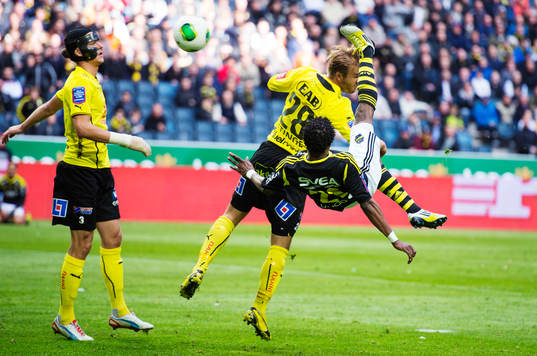 Kennedy Igboananike, AIK, gör 3-2 med en cykelspark