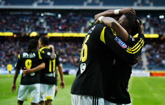 Henok Goitom och Kennedy Igboananike, AIK, kramar om