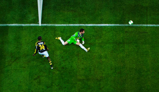 Henok Goitom, AIK, skjuter in 2-1 bakom Stojan Lukic,