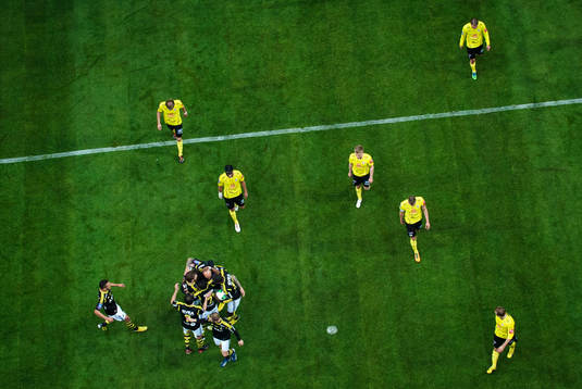 Daniel Majstorovic, AIK, kramas om av sina lagkamrater