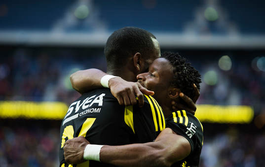 Henok Goitom och Kennedy Igboananike, AIK, kramar om