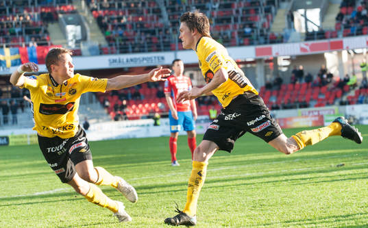 2-1 Lasse Nilsson, Elfsborg, som grattas av Viktor Claesson