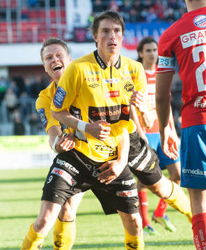 2-1 Lasse Nilsson, Elfsborg, som grattas av Viktor Claesson
