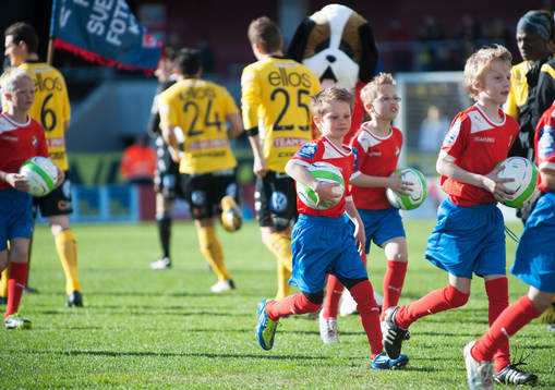 Matchmascotar lämnar planen, dags för avspark
