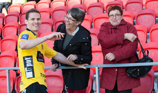Jon Jönsson, Elfsborg med mamma Karin och mormor