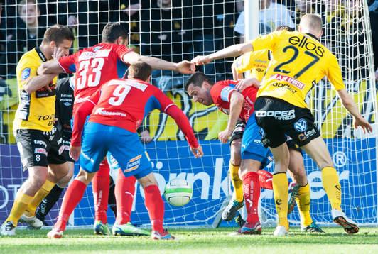 Målchans, tre Öster-spelare framför Elfsborgs-målet,