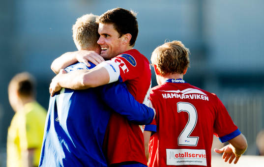 Peter Abrahamsson, målvakt, David Leinar, Örgryte, jublar