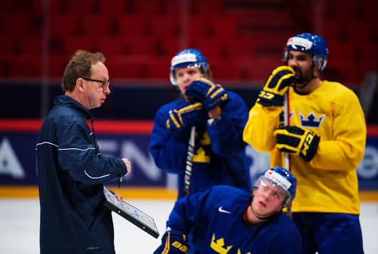 Förbundskapten Pär Mårts ger instruktioner till spelare