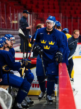 Dick Axelsson på väg in i båset
