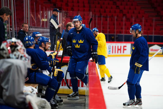Dick Axelsson och Niklas Persson på väg in i båset