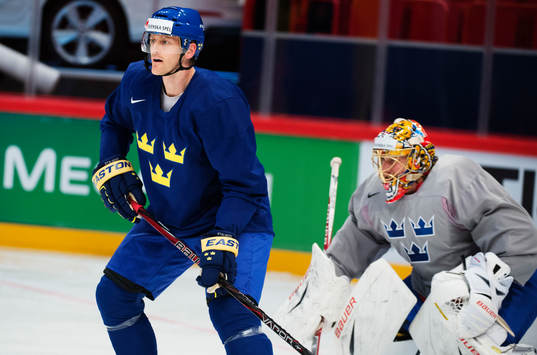 Henrik Tallinder framför målvakten Jacob Markström