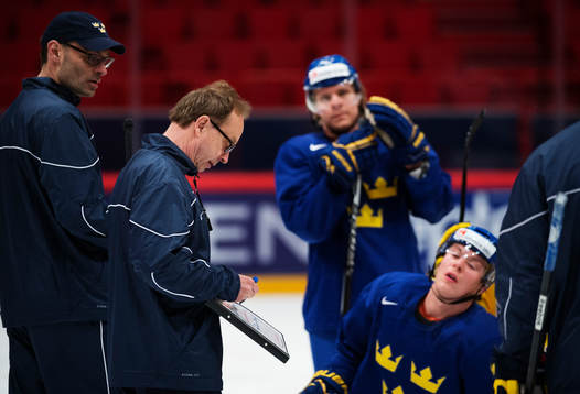 Förbundskapten Pär Mårts ger instruktioner till spelare