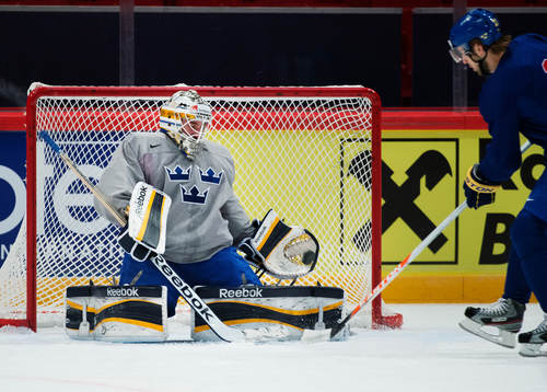 Målvakten Jhonas Enroth räddar ett skott
