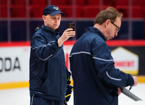 Målvaktstränare Stefan Ladhe fotograferar