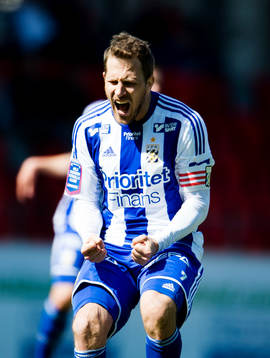 Tobias Hysén, IFK Göteborg, får en för lång boll och