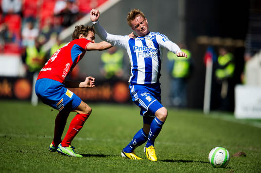 Sam Larsson, IFK Göteborg, rivs ner