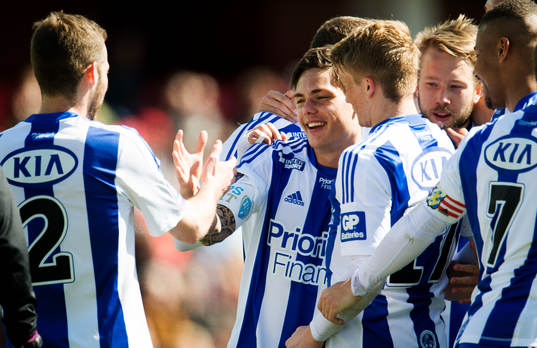 David Moberg Karlsson, IFK Göteborg, gratuleras av sina