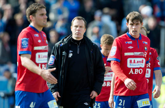 Hans Prytz, tränare Örgryte tröstar deppande
