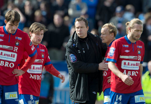Hans Prytz, tränare Örgryte tröstar deppande