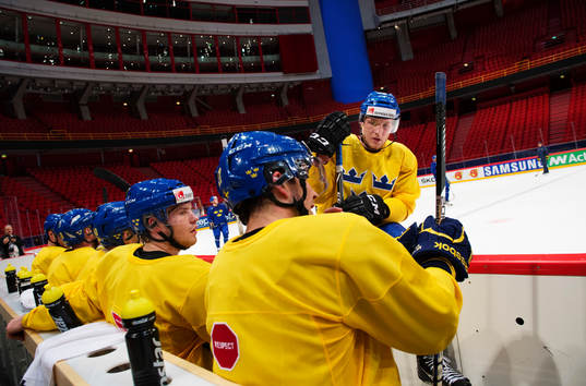 Gabriel Landeskog sitter och pratar med lagkamrater