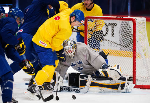 Nicklas Danielsson utmanar målvakten Jhonas Enroth