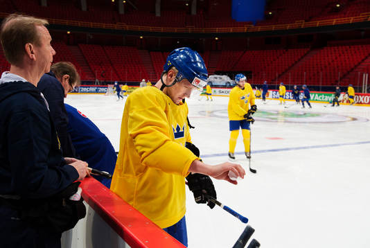 Gabriel Landeskog häller pulver på sin klubba
