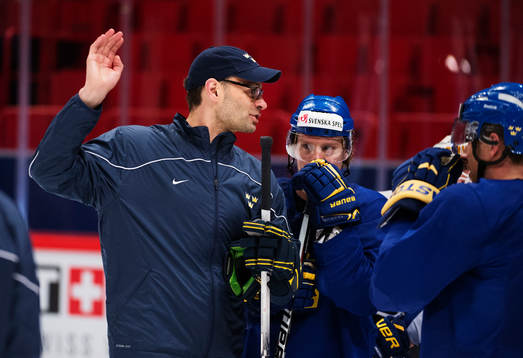 Peter Popovic, assisterande tränare, pratar med Andreas