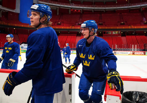 Andreas Jämtin och Simon Hjalmarsson kliver in i ett bås