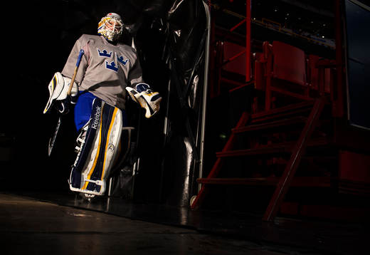 Jhonas Enroth på väg in till Sveriges träning