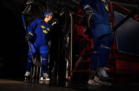 Dick Axelsson på väg in till Sveriges träning