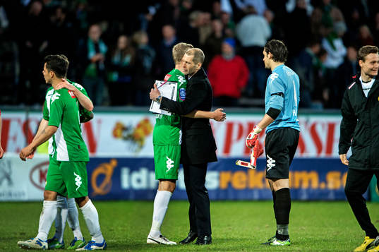 Gregg Berhalter, tränare Hammarby, kramar en av spelarna